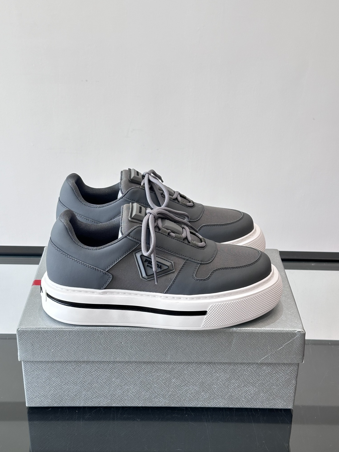 NO:587181,Prada men's casual thick-soled sneakers are made of Italian imported cowhide + mesh, with cowhide lining for feet, which is comfortable and breathable!  The rubber soles are non-slip and are suitable for daily outings or leisure activities. The simple and elegant design is very recognizable. The triangular logo is very recognizable. It is full of British style and can be matched with various styles. The hand-made details are exquisite. It is both fashionable and practical. It is a must-have item for fashionistas!  , size38-45 (46 customized), Prada, prada, prada, sneakers, cowhide19860909Prada男士休闲厚底运动鞋,选用意大利进口牛皮＋网布,内里牛皮垫脚,舒适又透气！橡胶鞋底防滑,日常出街或休闲都很适合简约大气设计,三角Logo超有辨识度,英伦风满满,百搭各种穿搭风格,手工制作细节精致,时尚实用兼具,是潮人必备单品！ ,size38-45（46定做）,普拉达,prada,prada,sneakers,cowhide,Men's shoes