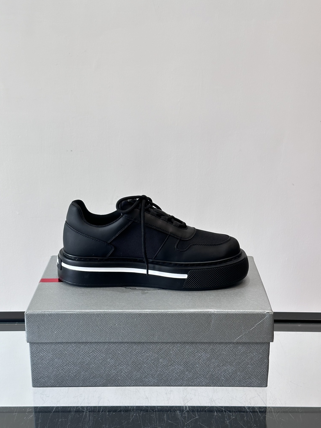 Prada男士休闲厚底运动鞋，选用意大利进口牛皮＋网布，内里牛皮垫脚，舒适又透气！橡胶鞋底防滑，日常出街