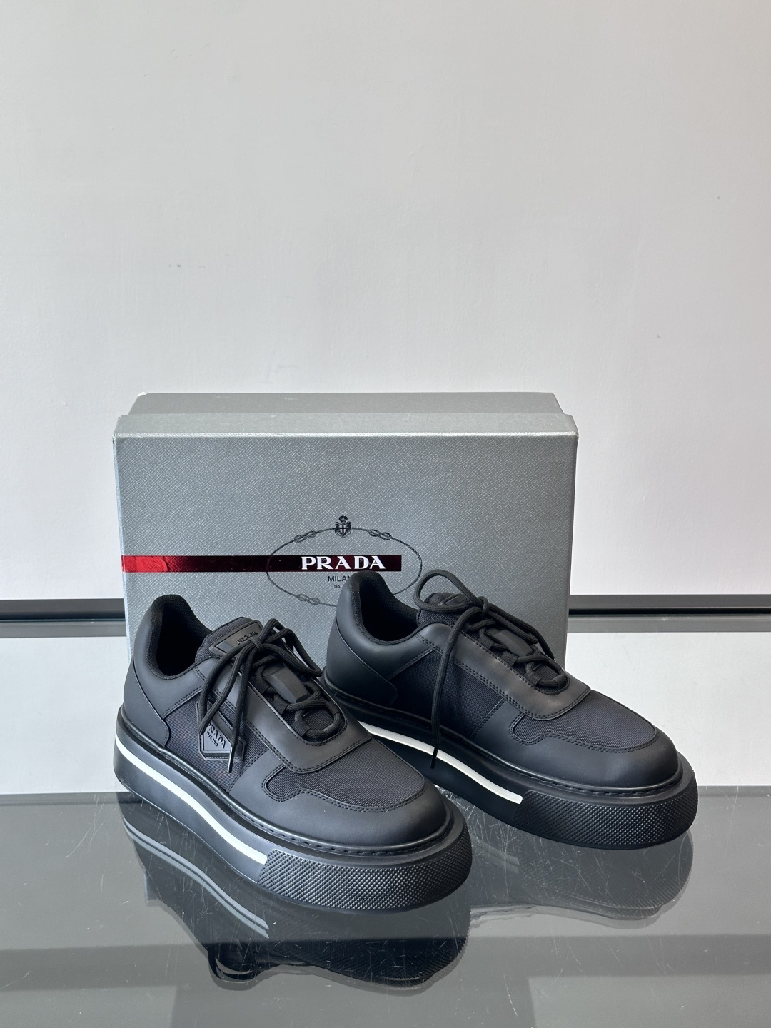 Prada男士休闲厚底运动鞋，选用意大利进口牛皮＋网布，内里牛皮垫脚，舒适又透气！橡胶鞋底防滑，日常出街