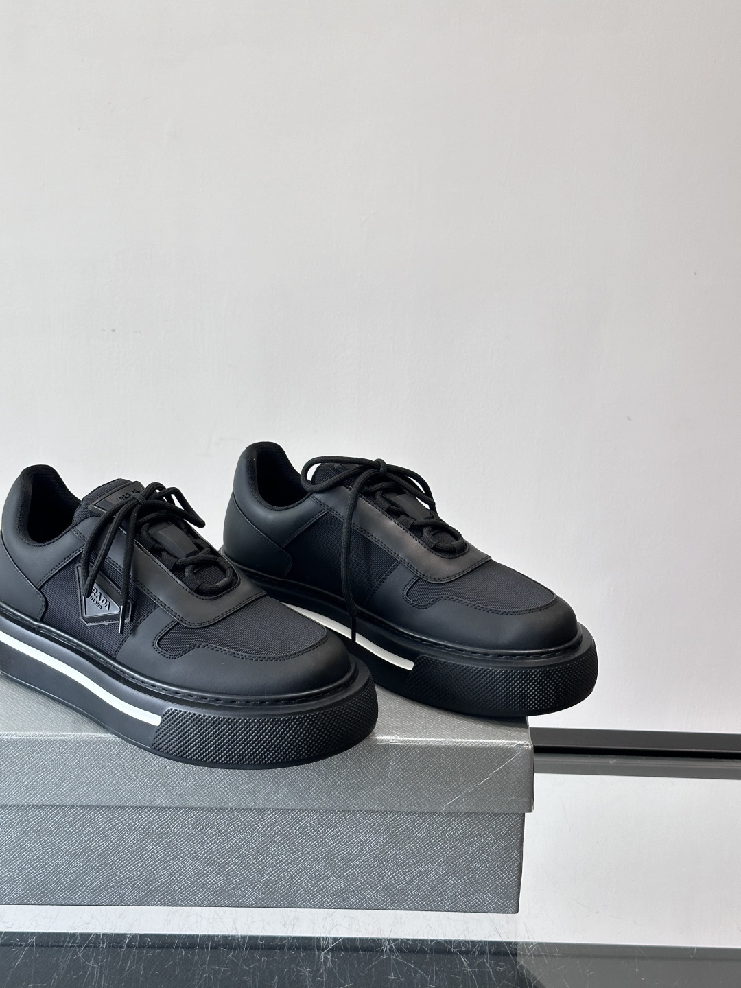Prada男士休闲厚底运动鞋，选用意大利进口牛皮＋网布，内里牛皮垫脚，舒适又透气！橡胶鞋底防滑，日常出街