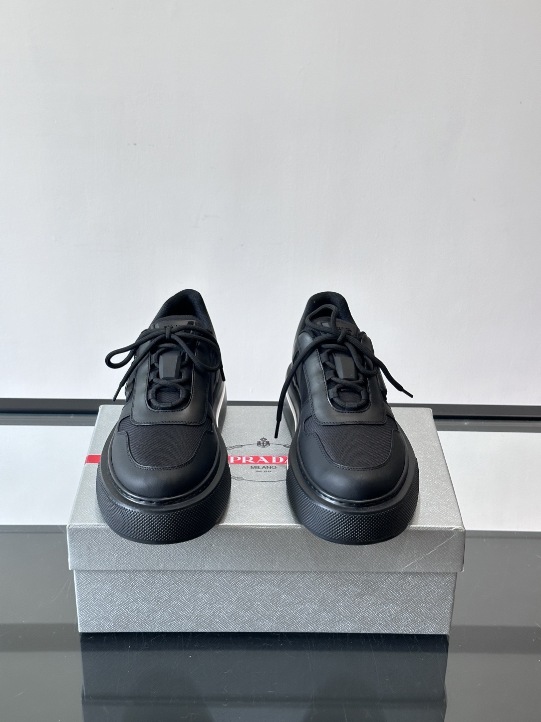 Prada男士休闲厚底运动鞋，选用意大利进口牛皮＋网布，内里牛皮垫脚，舒适又透气！橡胶鞋底防滑，日常出街