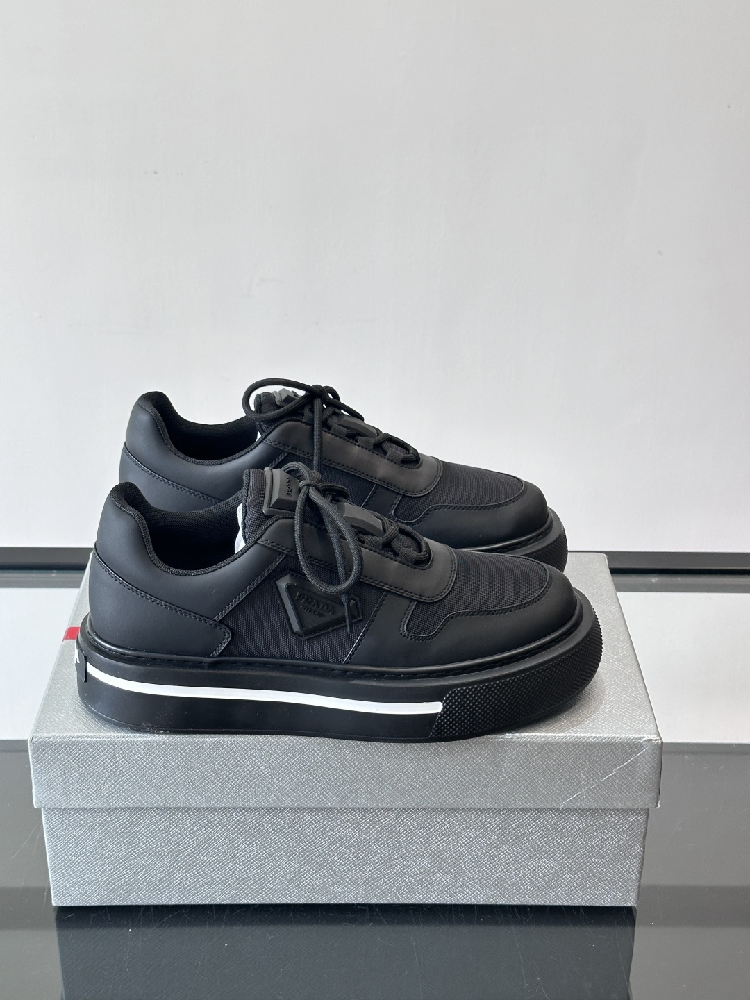 Prada男士休闲厚底运动鞋，选用意大利进口牛皮＋网布，内里牛皮垫脚，舒适又透气！橡胶鞋底防滑，日常出街