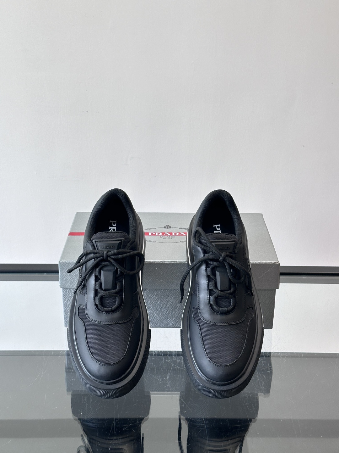 Prada男士休闲厚底运动鞋，选用意大利进口牛皮＋网布，内里牛皮垫脚，舒适又透气！橡胶鞋底防滑，日常出街