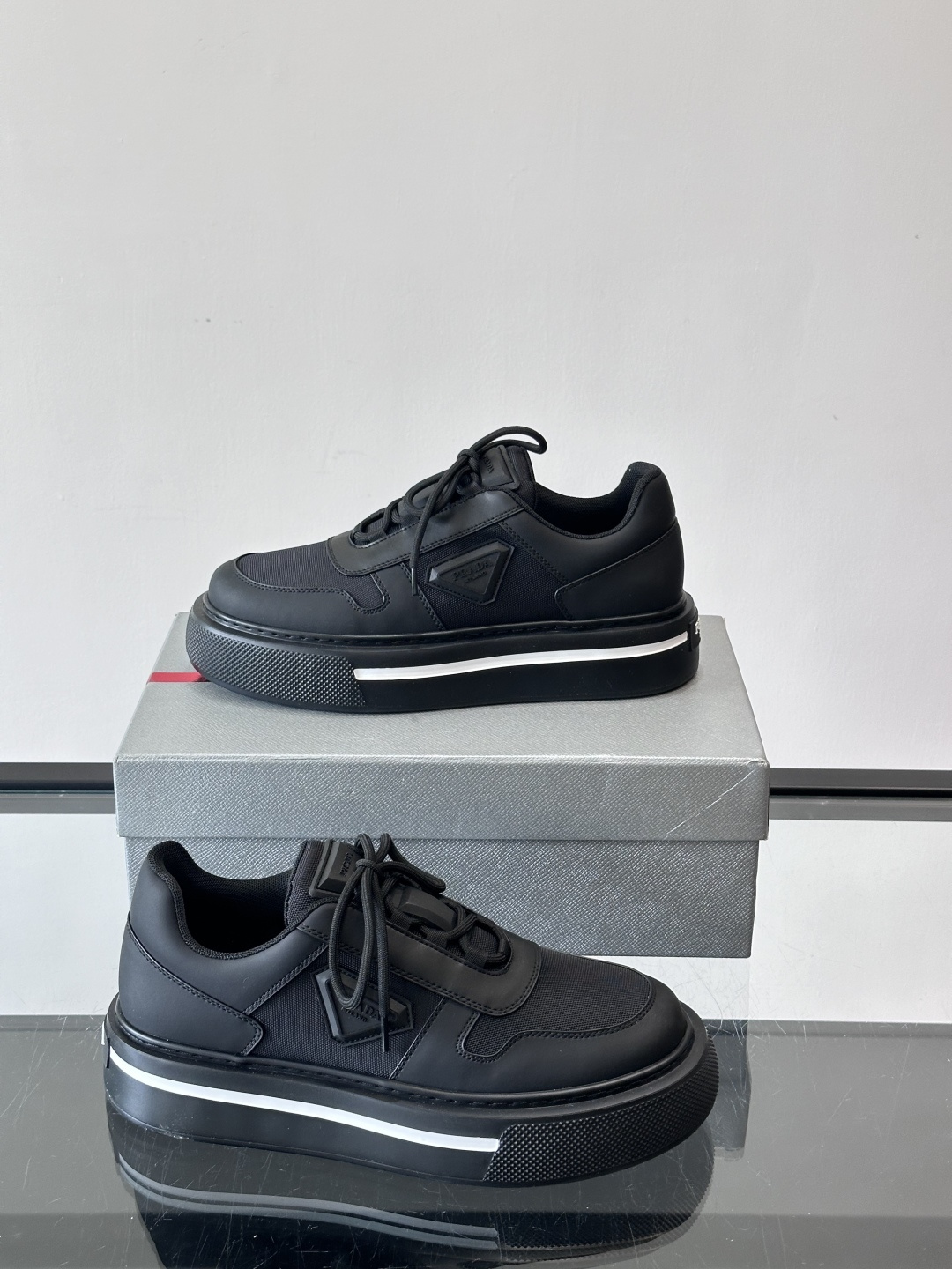 Prada男士休闲厚底运动鞋，选用意大利进口牛皮＋网布，内里牛皮垫脚，舒适又透气！橡胶鞋底防滑，日常出街