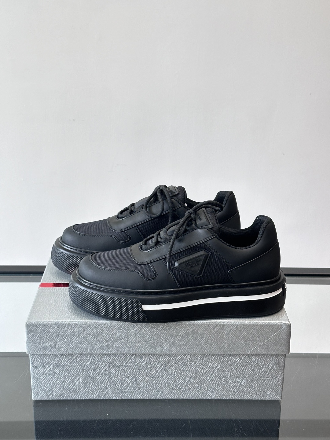 Prada男士休闲厚底运动鞋，选用意大利进口牛皮＋网布，内里牛皮垫脚，舒适又透气！橡胶鞋底防滑，日常出街