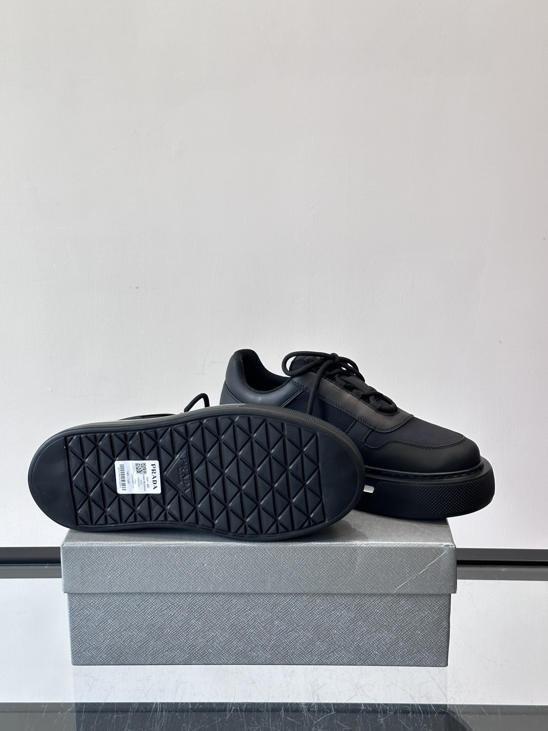 Prada男士休闲厚底运动鞋，选用意大利进口牛皮＋网布，内里牛皮垫脚，舒适又透气！橡胶鞋底防滑，日常出街
