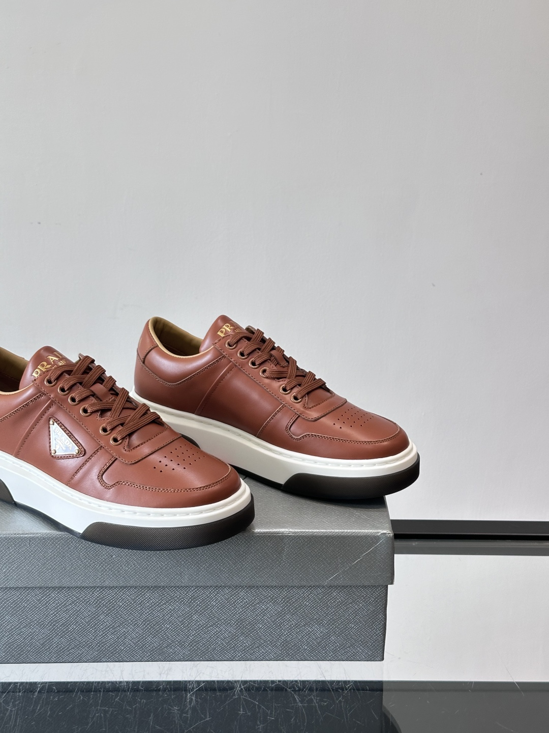 Prada这款真皮休闲鞋，选用优质皮革，质感细腻又耐用。厚底设计不仅增高，还很舒适，适合长时间穿着。鞋面