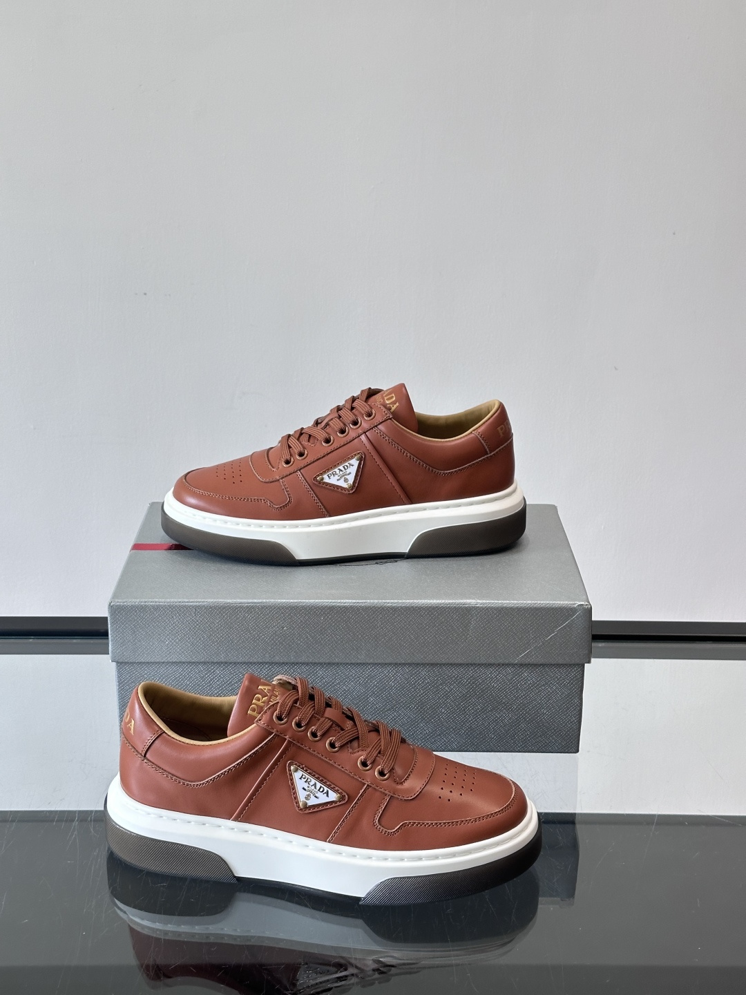Prada这款真皮休闲鞋，选用优质皮革，质感细腻又耐用。厚底设计不仅增高，还很舒适，适合长时间穿着。鞋面