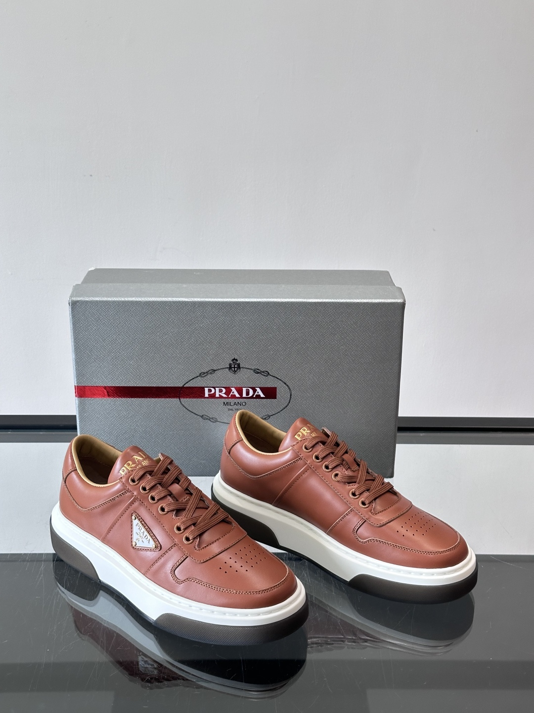 Prada这款真皮休闲鞋，选用优质皮革，质感细腻又耐用。厚底设计不仅增高，还很舒适，适合长时间穿着。鞋面