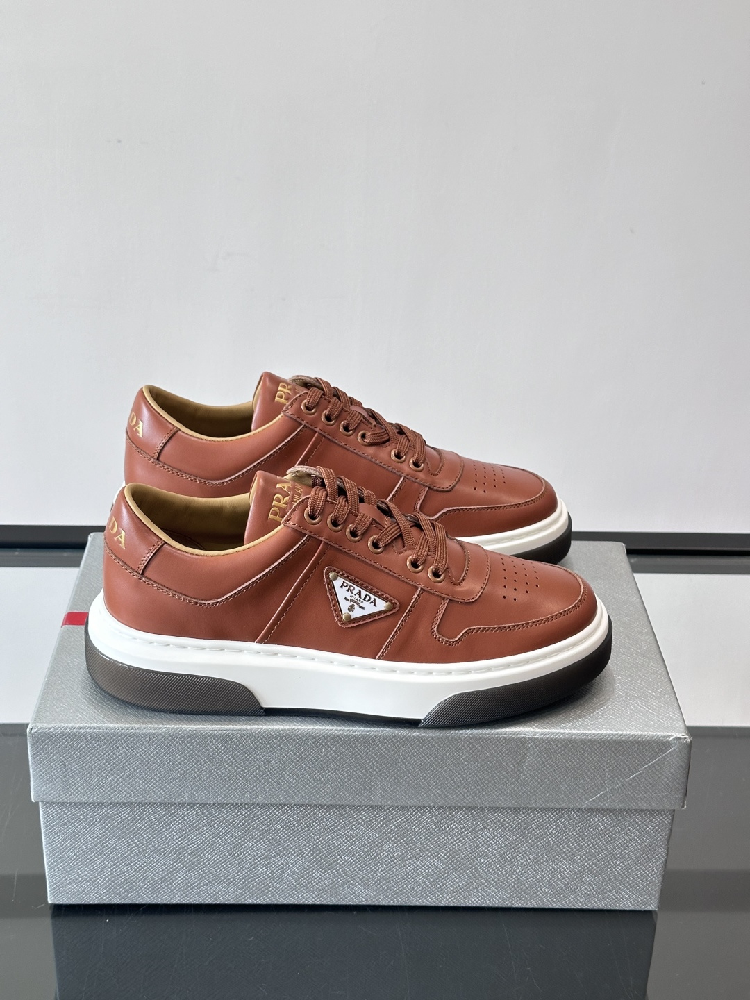 Prada这款真皮休闲鞋，选用优质皮革，质感细腻又耐用。厚底设计不仅增高，还很舒适，适合长时间穿着。鞋面