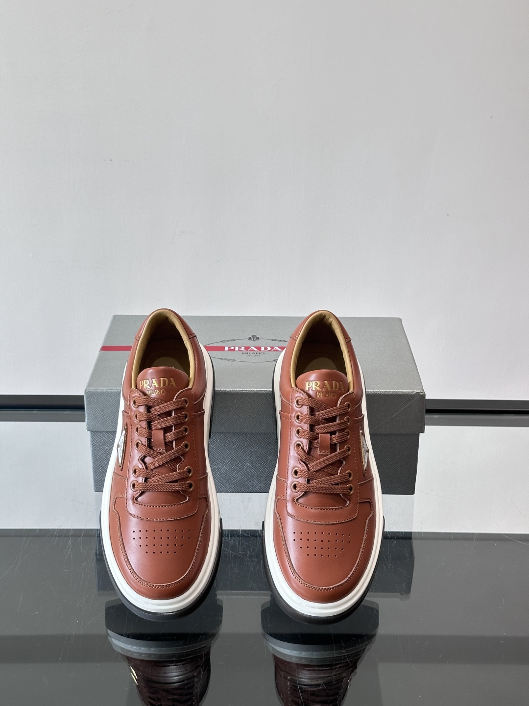 Prada这款真皮休闲鞋，选用优质皮革，质感细腻又耐用。厚底设计不仅增高，还很舒适，适合长时间穿着。鞋面