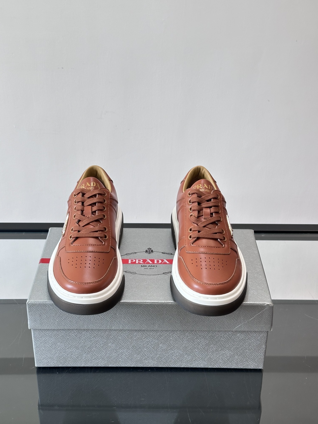 Prada这款真皮休闲鞋，选用优质皮革，质感细腻又耐用。厚底设计不仅增高，还很舒适，适合长时间穿着。鞋面