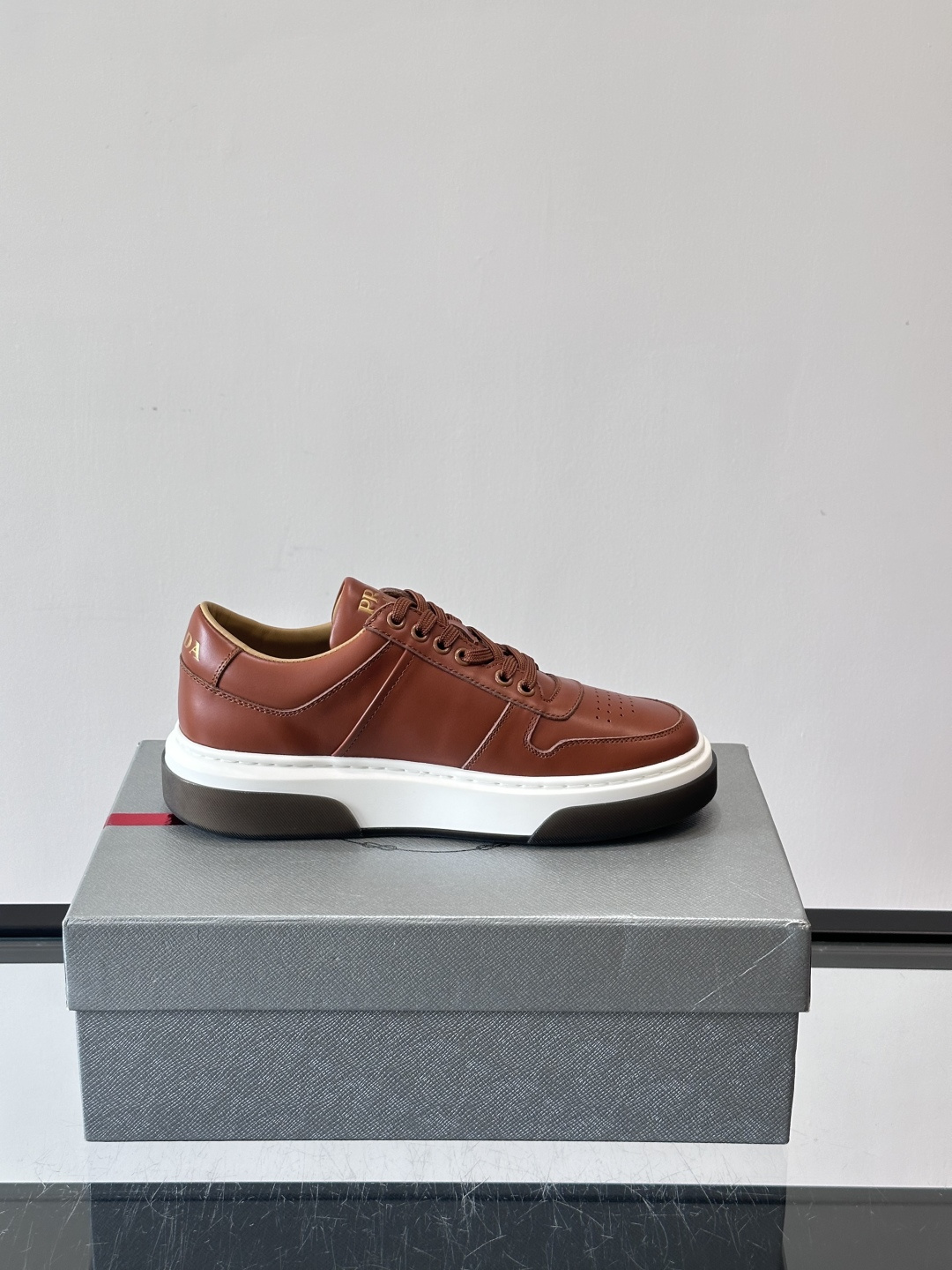 Prada这款真皮休闲鞋，选用优质皮革，质感细腻又耐用。厚底设计不仅增高，还很舒适，适合长时间穿着。鞋面