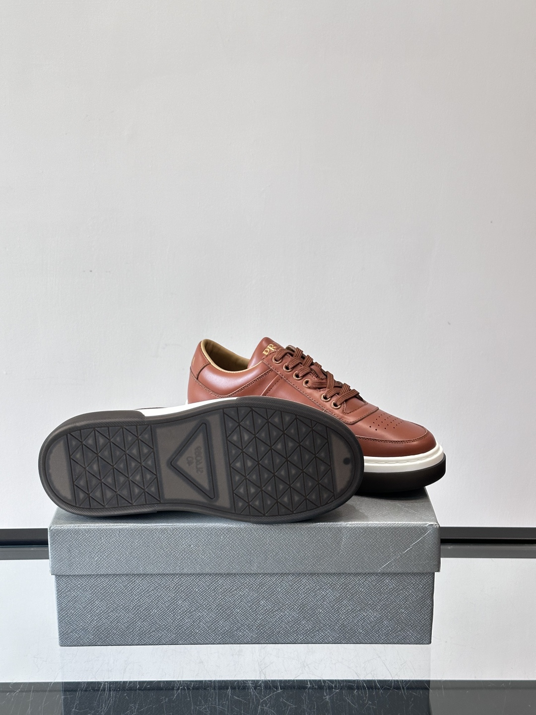 Prada这款真皮休闲鞋，选用优质皮革，质感细腻又耐用。厚底设计不仅增高，还很舒适，适合长时间穿着。鞋面