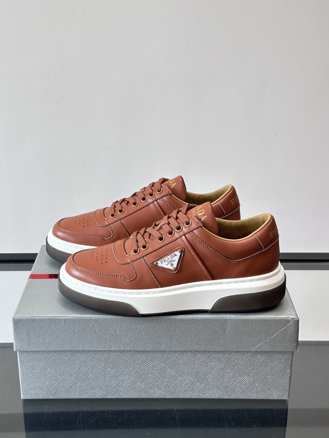 Prada这款真皮休闲鞋，选用优质皮革，质感细腻又耐用。厚底设计不仅增高，还很舒适，适合长时间穿着。鞋面
