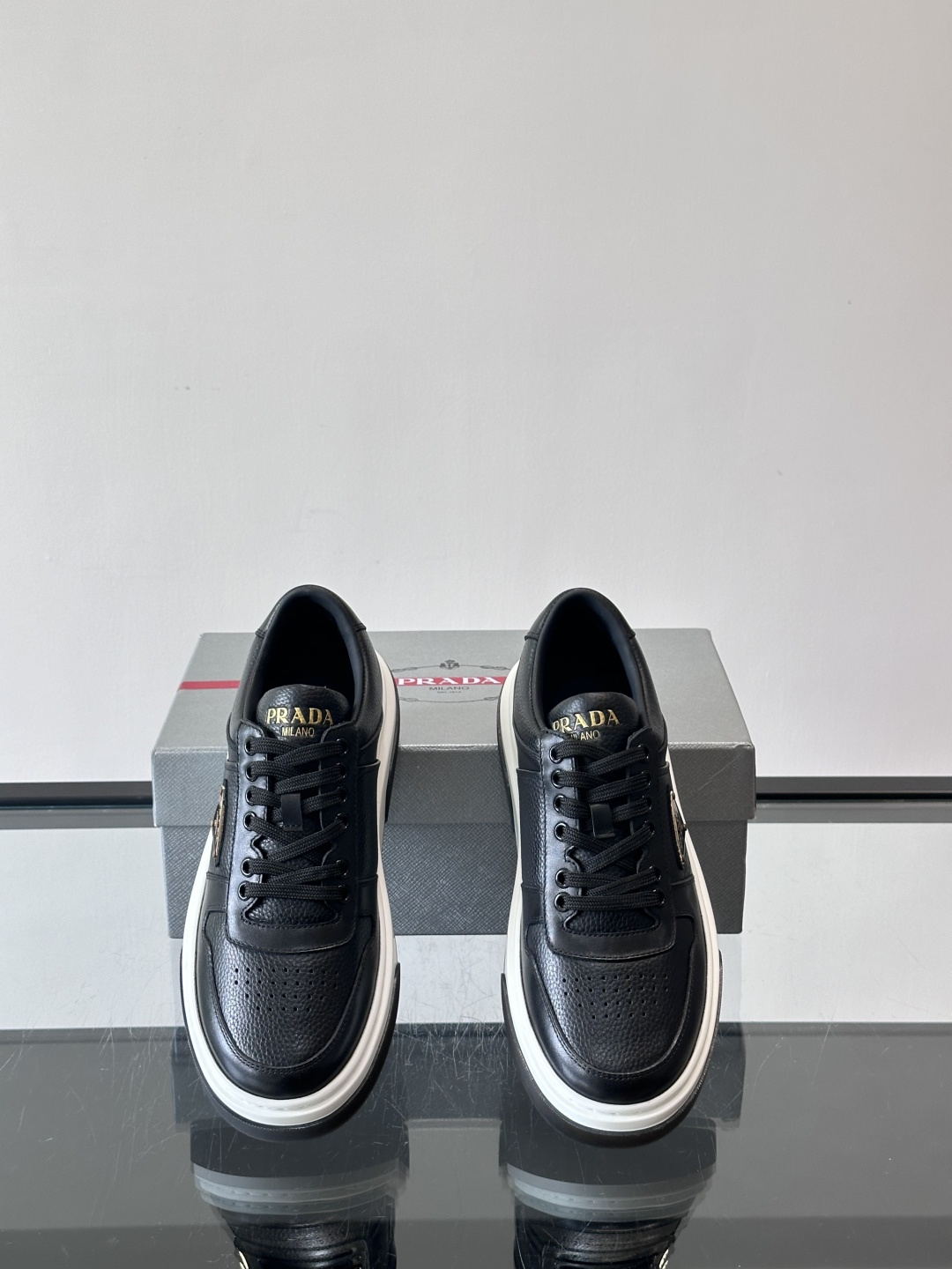 Prada这款真皮休闲鞋，选用优质皮革，质感细腻又耐用。厚底设计不仅增高，还很舒适，适合长时间穿着。鞋面