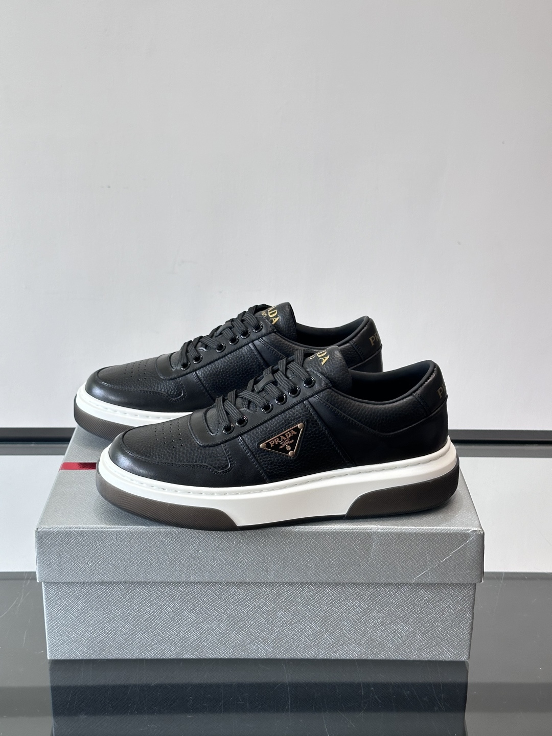 Prada这款真皮休闲鞋，选用优质皮革，质感细腻又耐用。厚底设计不仅增高，还很舒适，适合长时间穿着。鞋面