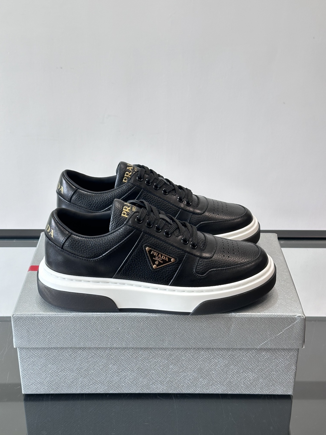 Prada这款真皮休闲鞋，选用优质皮革，质感细腻又耐用。厚底设计不仅增高，还很舒适，适合长时间穿着。鞋面