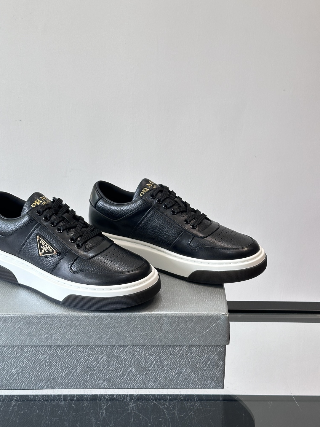 Prada这款真皮休闲鞋，选用优质皮革，质感细腻又耐用。厚底设计不仅增高，还很舒适，适合长时间穿着。鞋面
