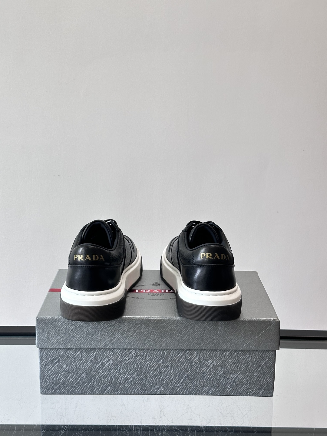 Prada这款真皮休闲鞋，选用优质皮革，质感细腻又耐用。厚底设计不仅增高，还很舒适，适合长时间穿着。鞋面