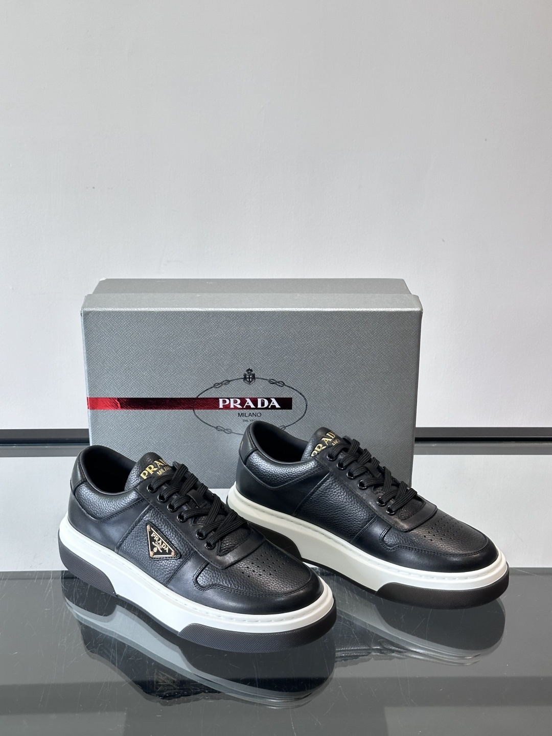 Prada这款真皮休闲鞋，选用优质皮革，质感细腻又耐用。厚底设计不仅增高，还很舒适，适合长时间穿着。鞋面