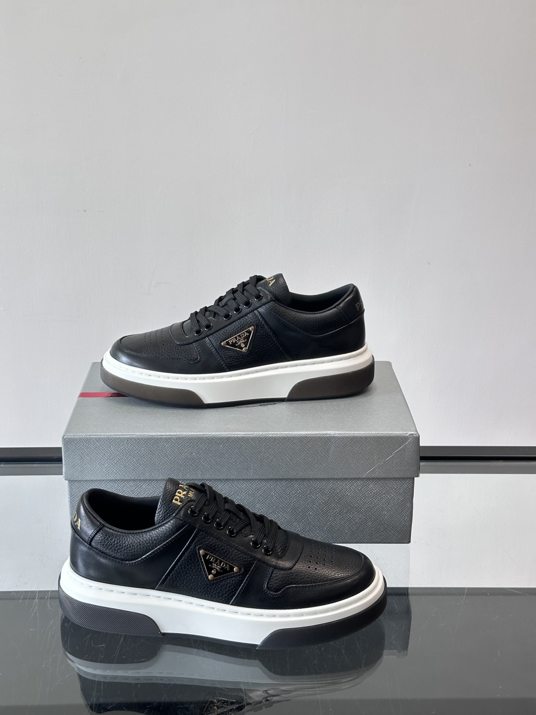 Prada这款真皮休闲鞋，选用优质皮革，质感细腻又耐用。厚底设计不仅增高，还很舒适，适合长时间穿着。鞋面