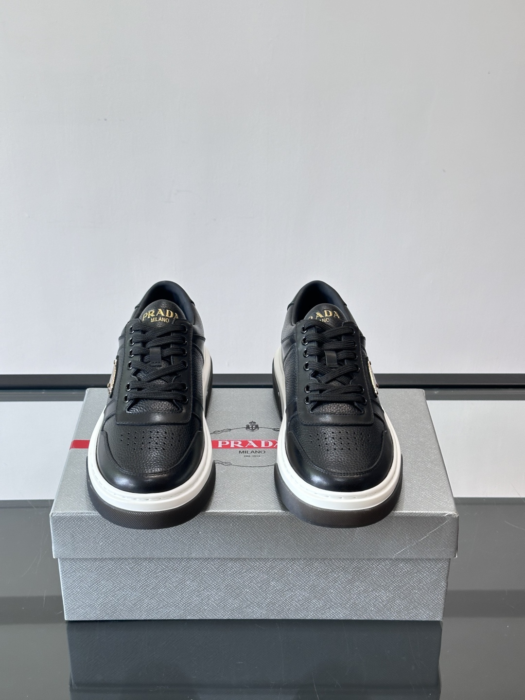 Prada这款真皮休闲鞋，选用优质皮革，质感细腻又耐用。厚底设计不仅增高，还很舒适，适合长时间穿着。鞋面