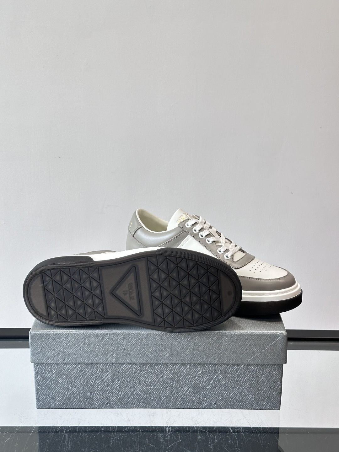 Prada这款真皮休闲鞋，选用优质皮革，质感细腻又耐用。厚底设计不仅增高，还很舒适，适合长时间穿着。鞋面