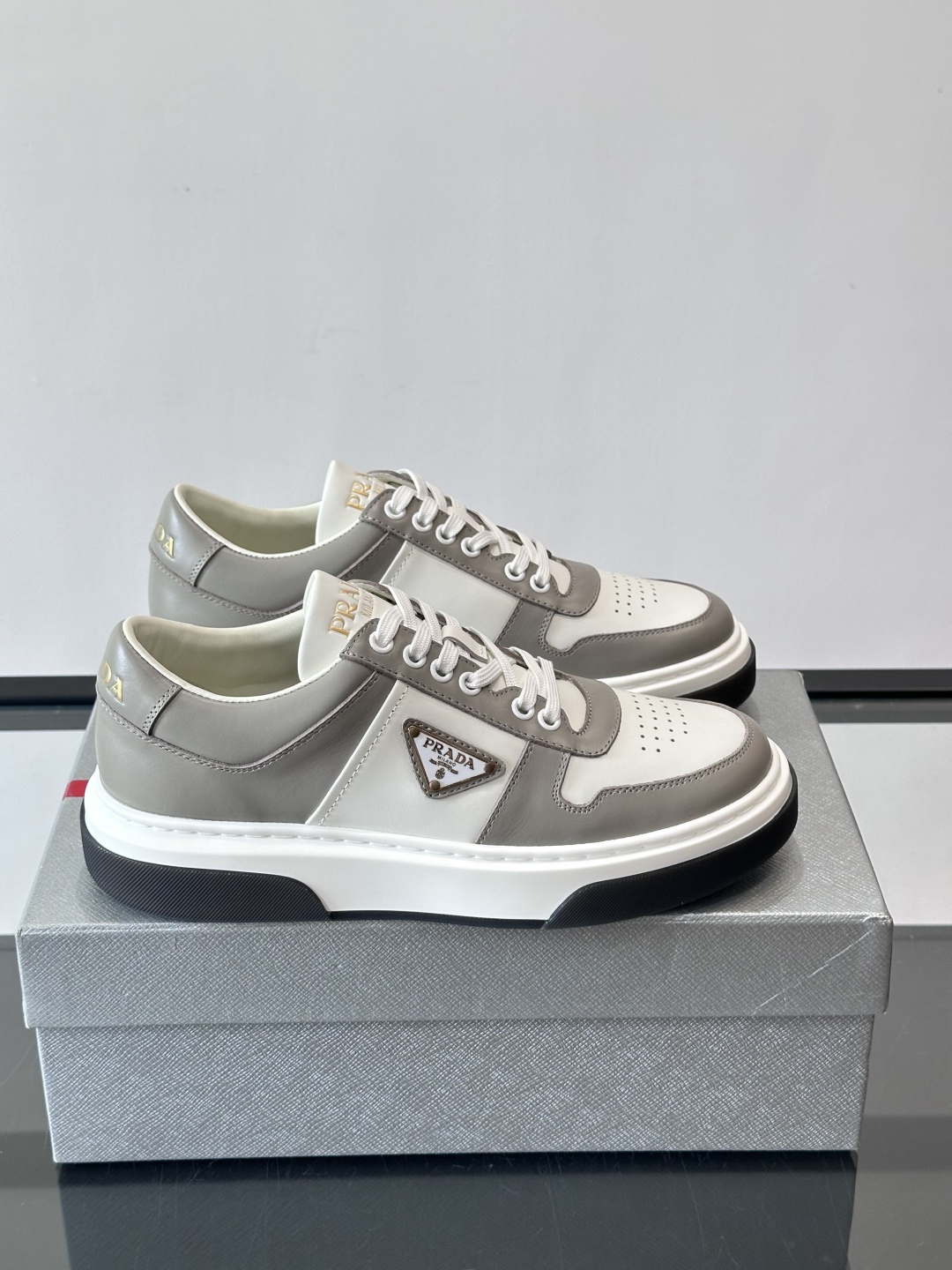 NO:587202,Prada's genuine leather casual shoes are made of high-quality leather, with a delicate texture and durability. The thick-soled design not only increases height, but is also very comfortable and suitable for long-term wear. The upper has a classic triangle logo, which is low-key and recognizable. The retro color is versatile, perfect for autumn and winter wear, and can be easily held whether commuting or casual outings! The inner lining of the shoes is soft, and the wearing experience is perfect. It is a practical and fashionable must-have item~, size 39-44 (customized at 38.45.46), Prada, prada, prada19860909Prada这款真皮休闲鞋,选用优质皮革,质感细腻又耐用.厚底设计不仅增高,还很舒适,适合长时间穿着.鞋面有经典三角标,低调又有辦识度.复古色调百搭,秋冬穿搭超合适,无论通勤还是休闲出街都能轻松hold住！鞋内衬柔软,穿着体验满分,是实用又时髦的必备单品～ ,size39-44（38.45.46定做）,普拉达,prada,prada,Men's shoes