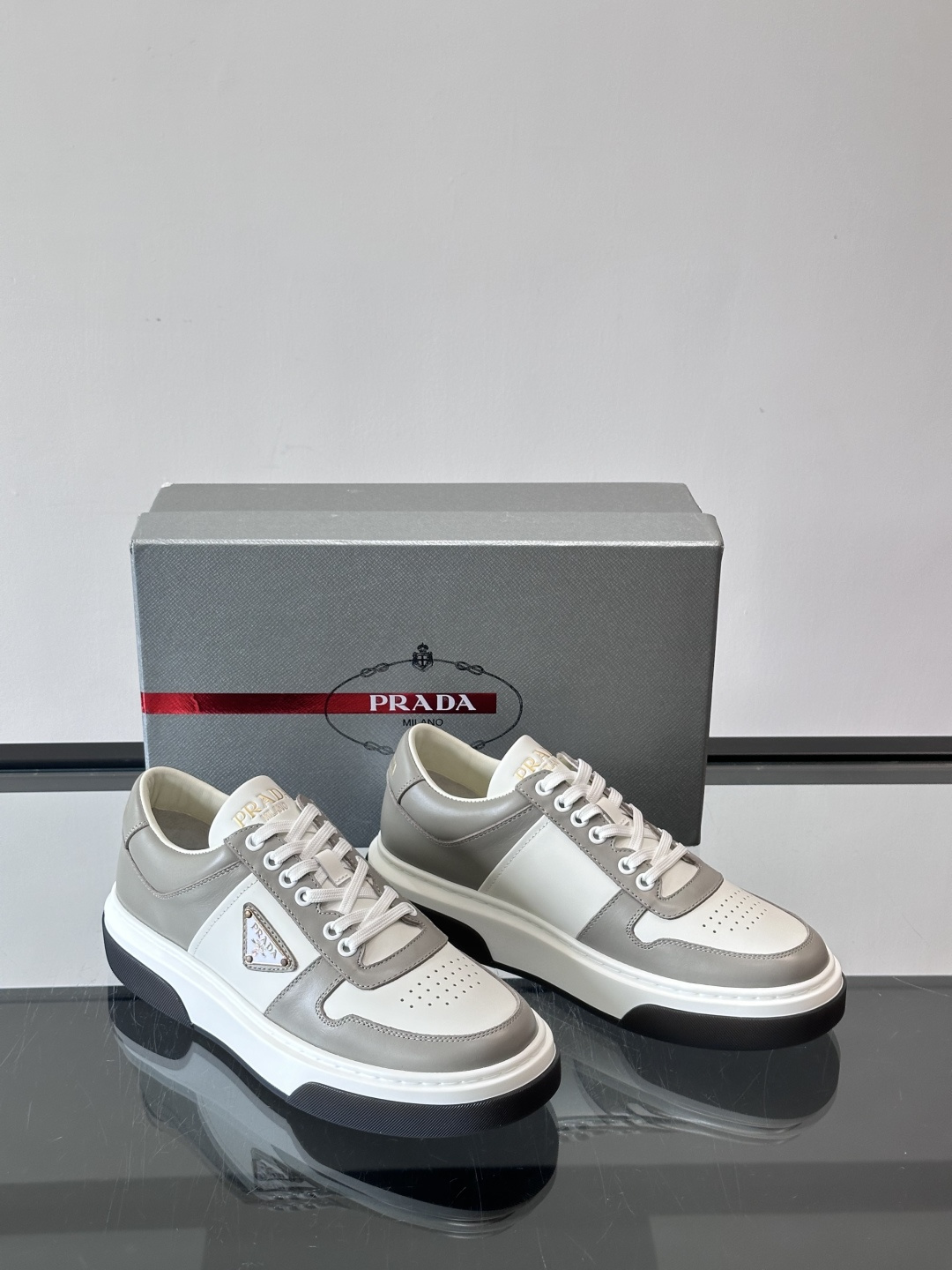 Prada这款真皮休闲鞋，选用优质皮革，质感细腻又耐用。厚底设计不仅增高，还很舒适，适合长时间穿着。鞋面