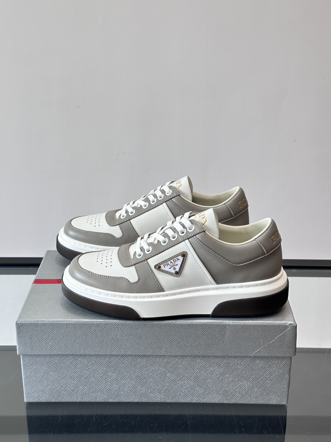 Prada这款真皮休闲鞋，选用优质皮革，质感细腻又耐用。厚底设计不仅增高，还很舒适，适合长时间穿着。鞋面