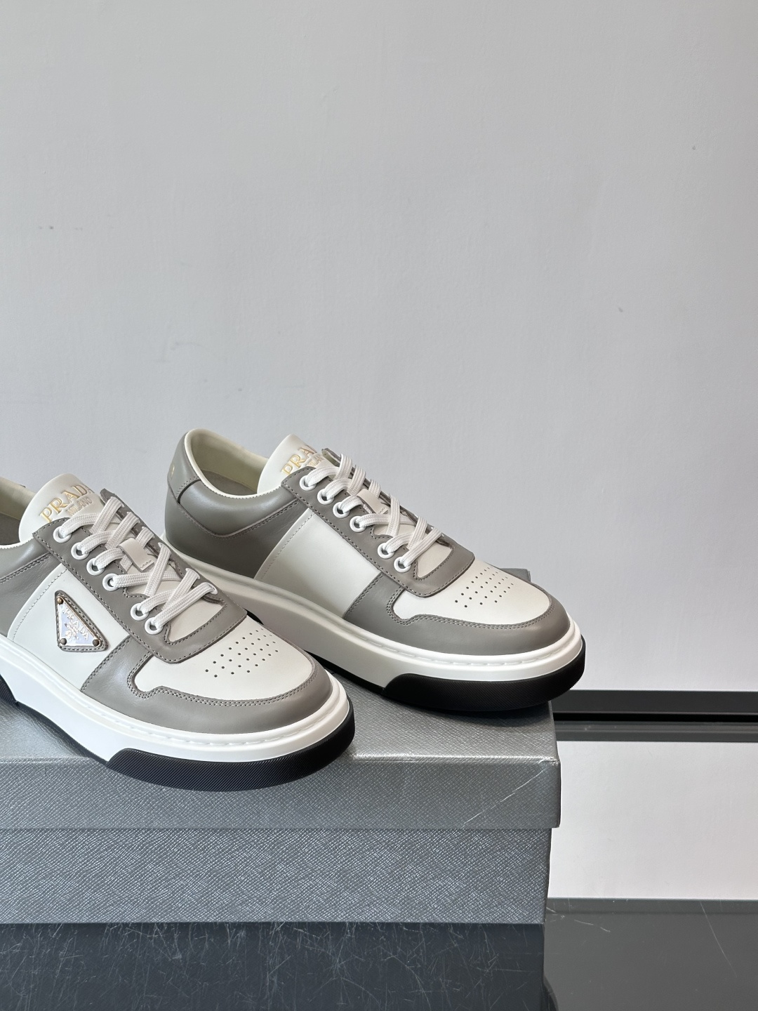 Prada这款真皮休闲鞋，选用优质皮革，质感细腻又耐用。厚底设计不仅增高，还很舒适，适合长时间穿着。鞋面