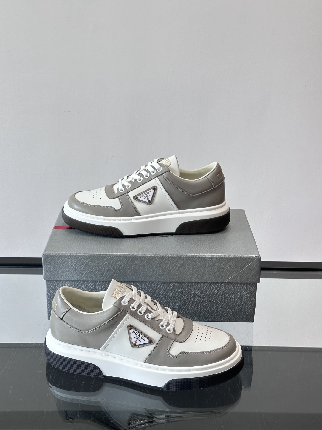 Prada这款真皮休闲鞋，选用优质皮革，质感细腻又耐用。厚底设计不仅增高，还很舒适，适合长时间穿着。鞋面