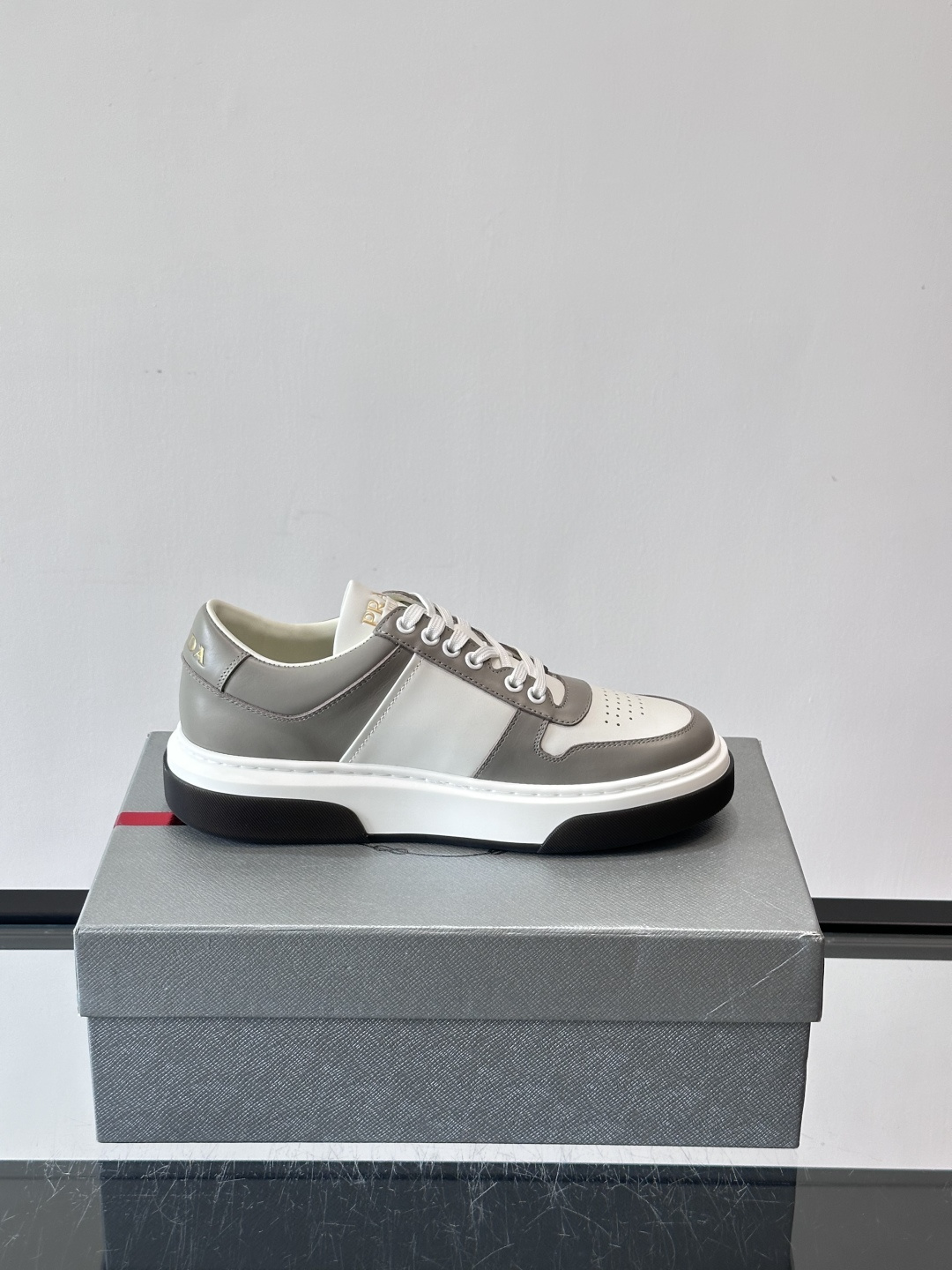 Prada这款真皮休闲鞋，选用优质皮革，质感细腻又耐用。厚底设计不仅增高，还很舒适，适合长时间穿着。鞋面