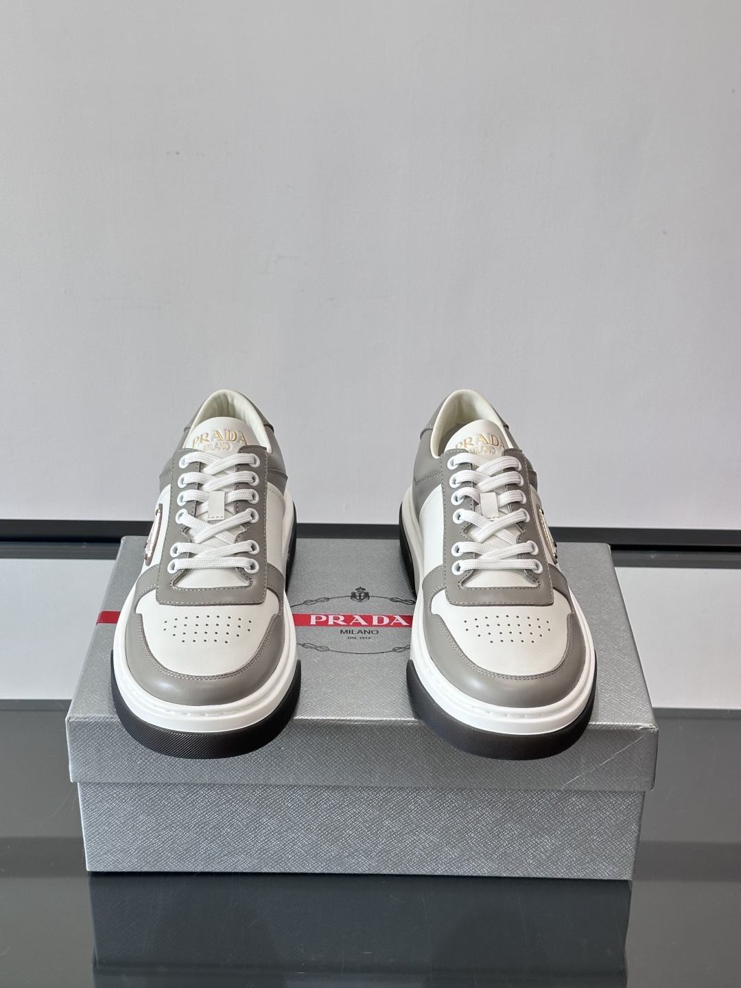 Prada这款真皮休闲鞋，选用优质皮革，质感细腻又耐用。厚底设计不仅增高，还很舒适，适合长时间穿着。鞋面