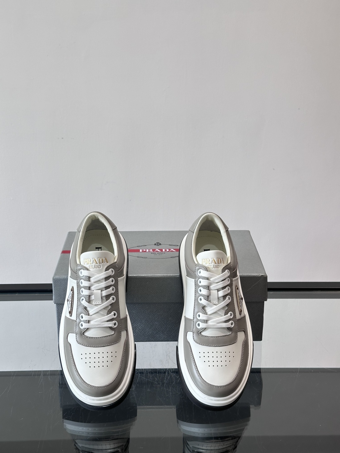 Prada这款真皮休闲鞋，选用优质皮革，质感细腻又耐用。厚底设计不仅增高，还很舒适，适合长时间穿着。鞋面