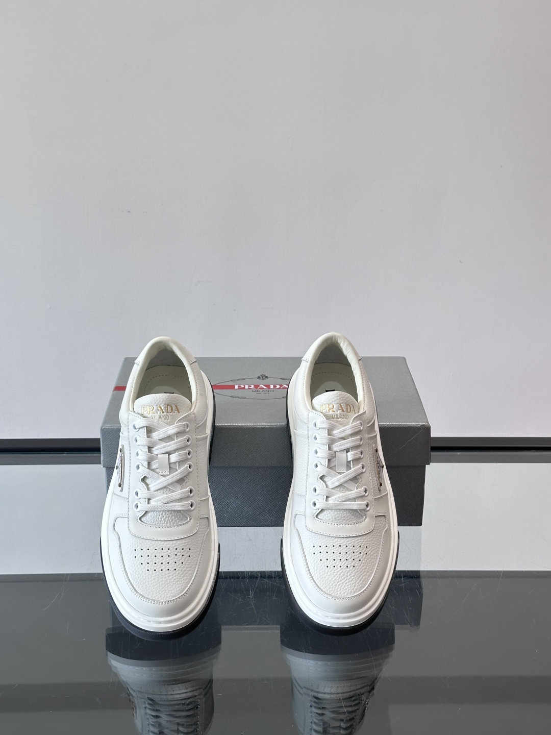 Prada这款真皮休闲鞋，选用优质皮革，质感细腻又耐用。厚底设计不仅增高，还很舒适，适合长时间穿着。鞋面