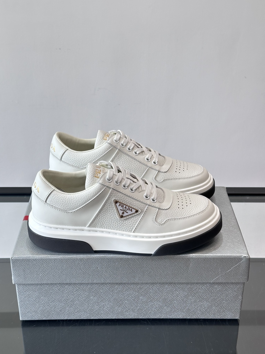 Prada这款真皮休闲鞋，选用优质皮革，质感细腻又耐用。厚底设计不仅增高，还很舒适，适合长时间穿着。鞋面