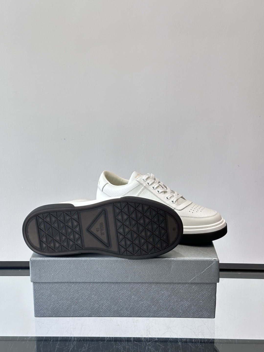 Prada这款真皮休闲鞋，选用优质皮革，质感细腻又耐用。厚底设计不仅增高，还很舒适，适合长时间穿着。鞋面