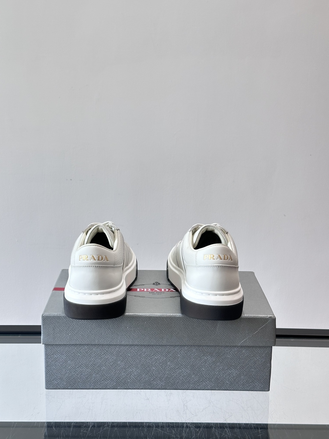 Prada这款真皮休闲鞋，选用优质皮革，质感细腻又耐用。厚底设计不仅增高，还很舒适，适合长时间穿着。鞋面