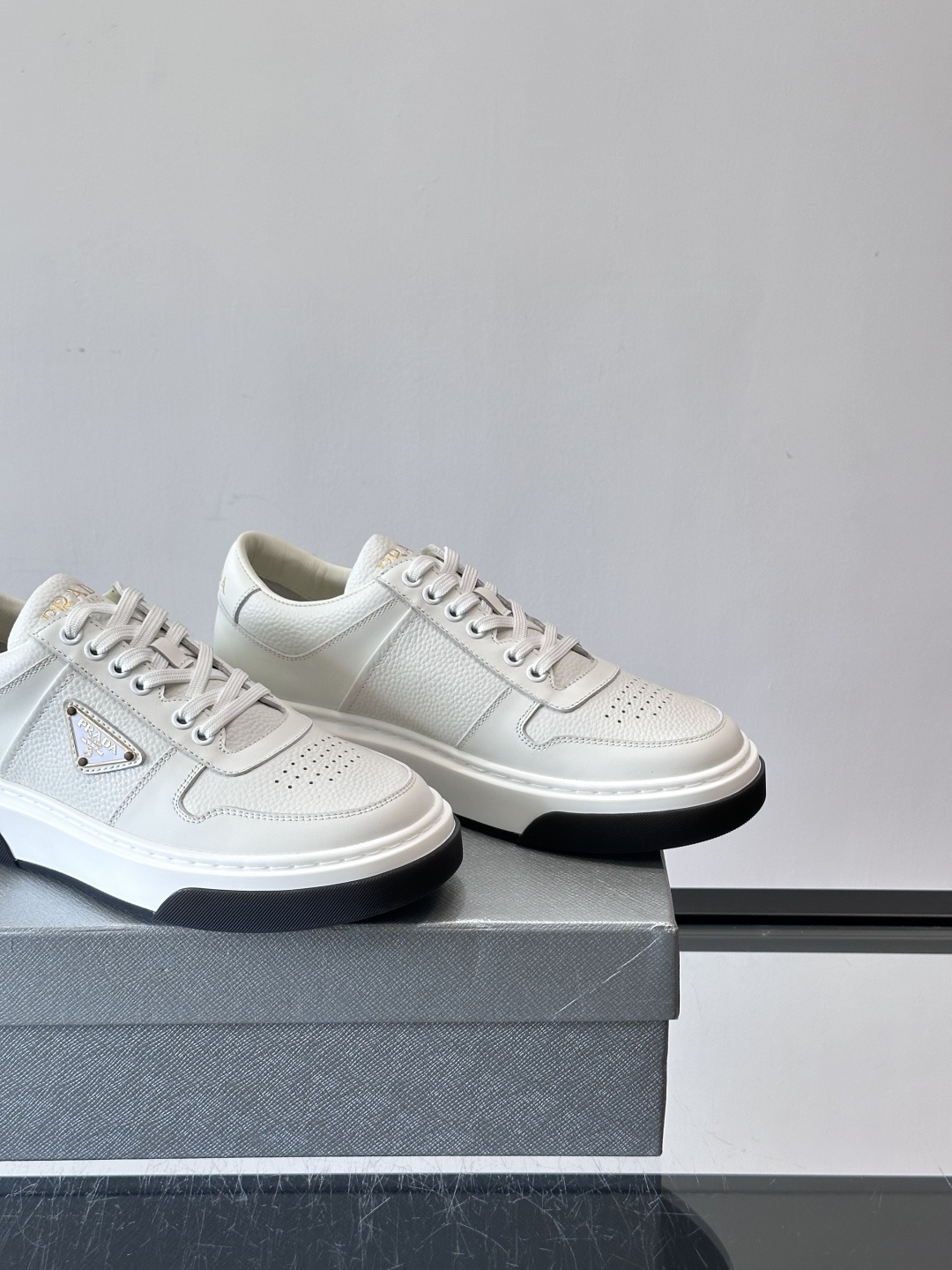 Prada这款真皮休闲鞋，选用优质皮革，质感细腻又耐用。厚底设计不仅增高，还很舒适，适合长时间穿着。鞋面