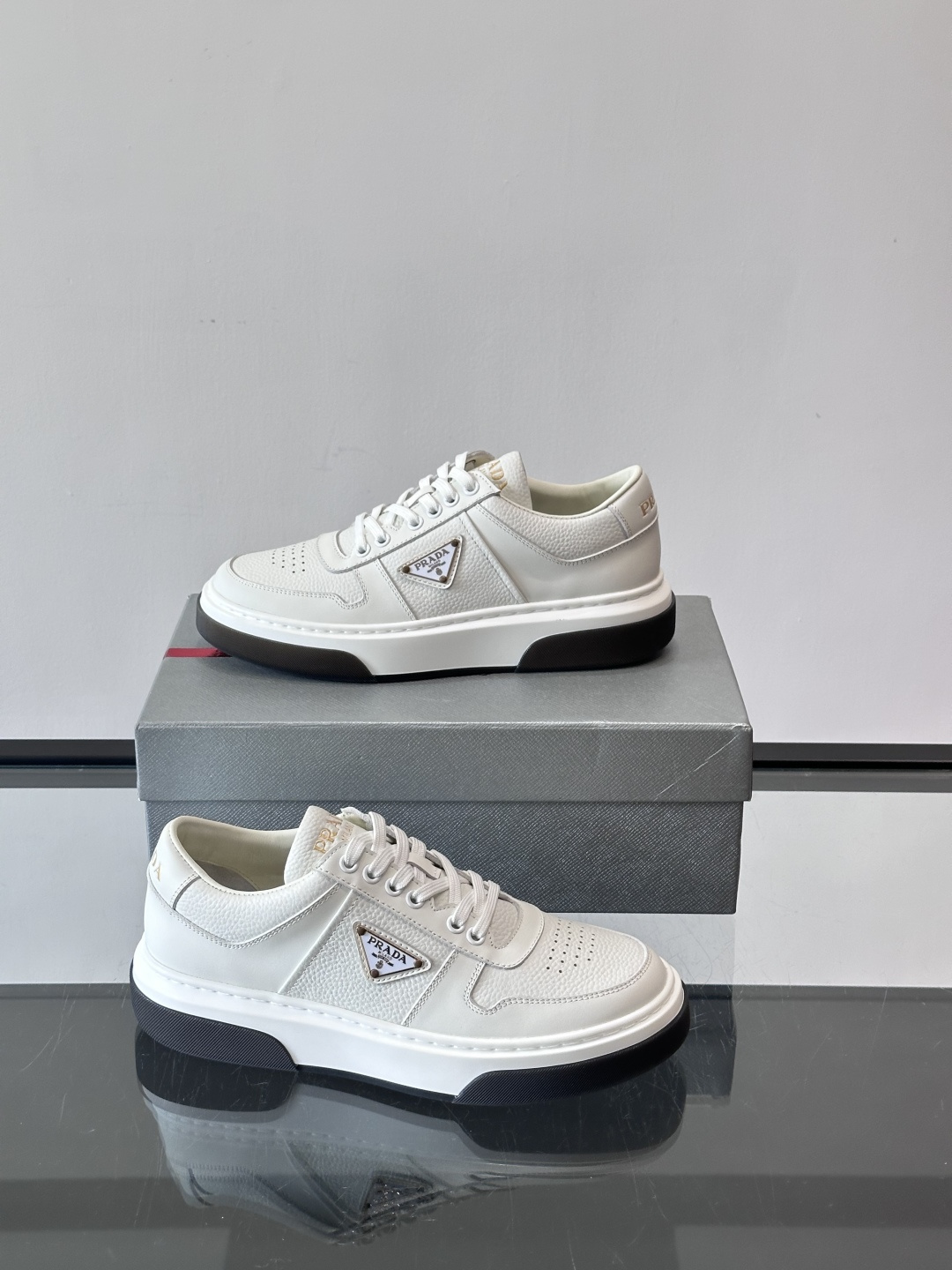 Prada这款真皮休闲鞋，选用优质皮革，质感细腻又耐用。厚底设计不仅增高，还很舒适，适合长时间穿着。鞋面