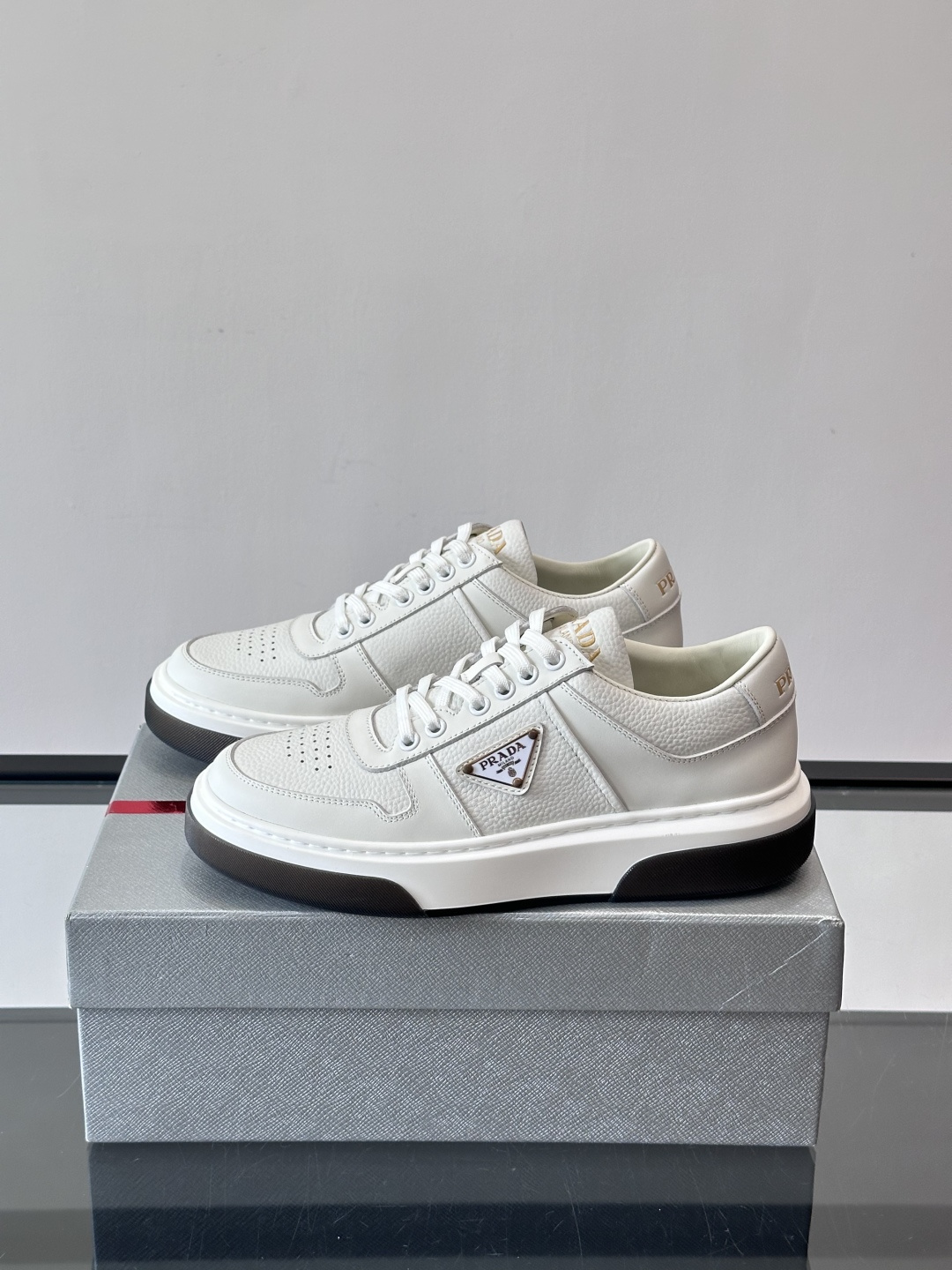 Prada这款真皮休闲鞋，选用优质皮革，质感细腻又耐用。厚底设计不仅增高，还很舒适，适合长时间穿着。鞋面