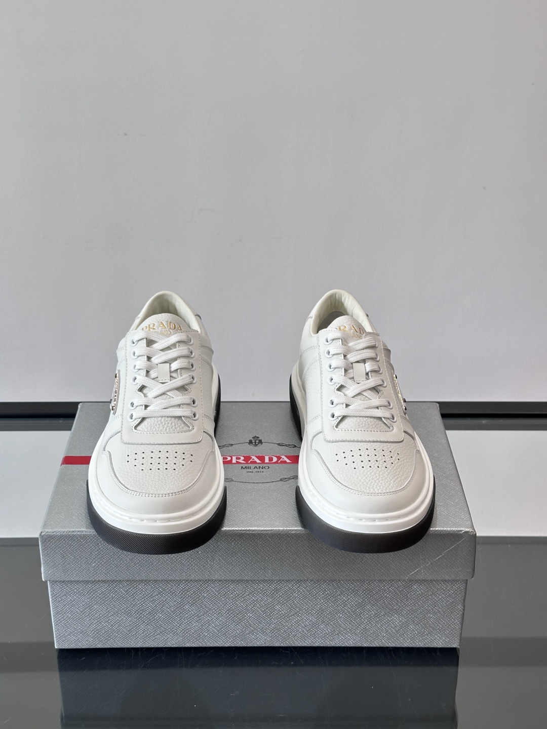 Prada这款真皮休闲鞋，选用优质皮革，质感细腻又耐用。厚底设计不仅增高，还很舒适，适合长时间穿着。鞋面