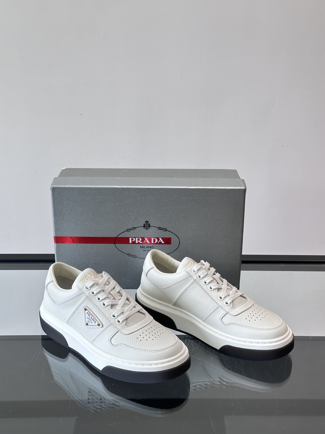 Prada这款真皮休闲鞋，选用优质皮革，质感细腻又耐用。厚底设计不仅增高，还很舒适，适合长时间穿着。鞋面