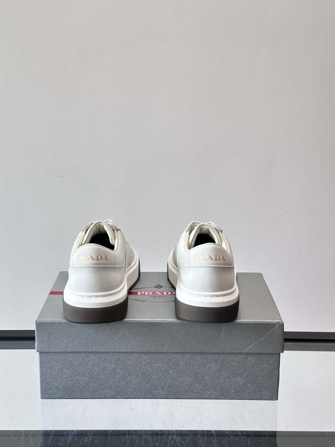 Prada这款真皮休闲鞋，选用优质皮革，质感细腻又耐用。厚底设计不仅增高，还很舒适，适合长时间穿着。鞋面