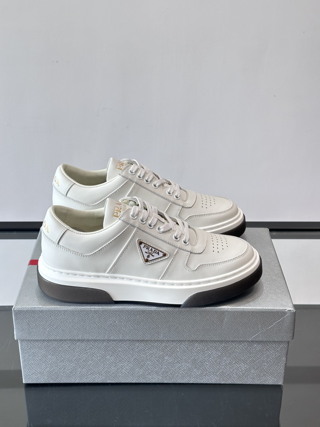 NO:587183,Prada's genuine leather casual shoes are made of high-quality leather, with a delicate texture and durability. The thick-soled design not only increases height, but is also very comfortable and suitable for long-term wear. The upper has a classic triangle logo, which is low-key and recognizable. The retro color is versatile, perfect for autumn and winter wear, and can be easily held whether commuting or casual outings! The inner lining of the shoes is soft, and the wearing experience is perfect. It is a practical and fashionable must-have item~, size 39-44 (customized at 38.45.46), Prada, prada, prada19860909Prada这款真皮休闲鞋,选用优质皮革,质感细腻又耐用.厚底设计不仅增高,还很舒适,适合长时间穿着.鞋面有经典三角标,低调又有辦识度.复古色调百搭,秋冬穿搭超合适,无论通勤还是休闲出街都能轻松hold住！鞋内衬柔软,穿着体验满分,是实用又时髦的必备单品～ ,size39-44（38.45.46定做）,普拉达,prada,prada,Men's shoes