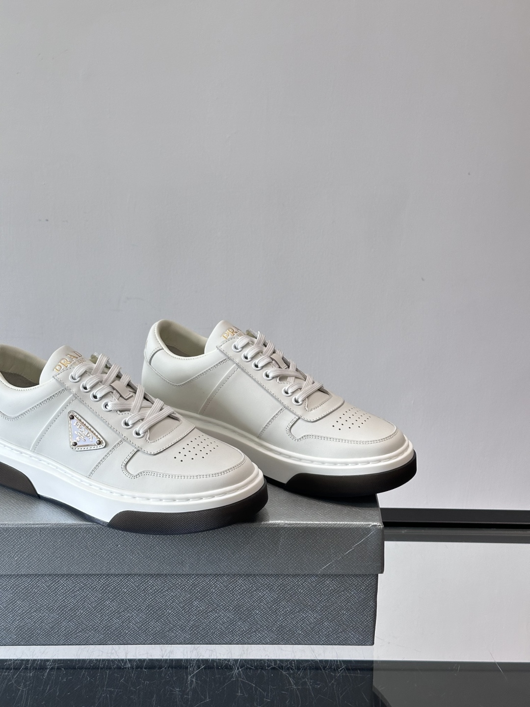 Prada这款真皮休闲鞋，选用优质皮革，质感细腻又耐用。厚底设计不仅增高，还很舒适，适合长时间穿着。鞋面