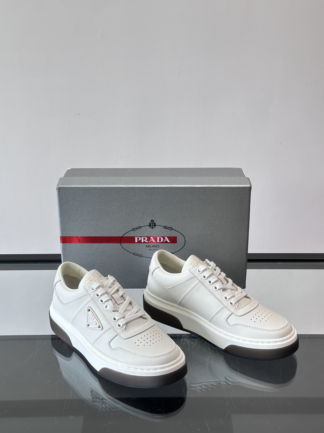 Prada这款真皮休闲鞋，选用优质皮革，质感细腻又耐用。厚底设计不仅增高，还很舒适，适合长时间穿着。鞋面