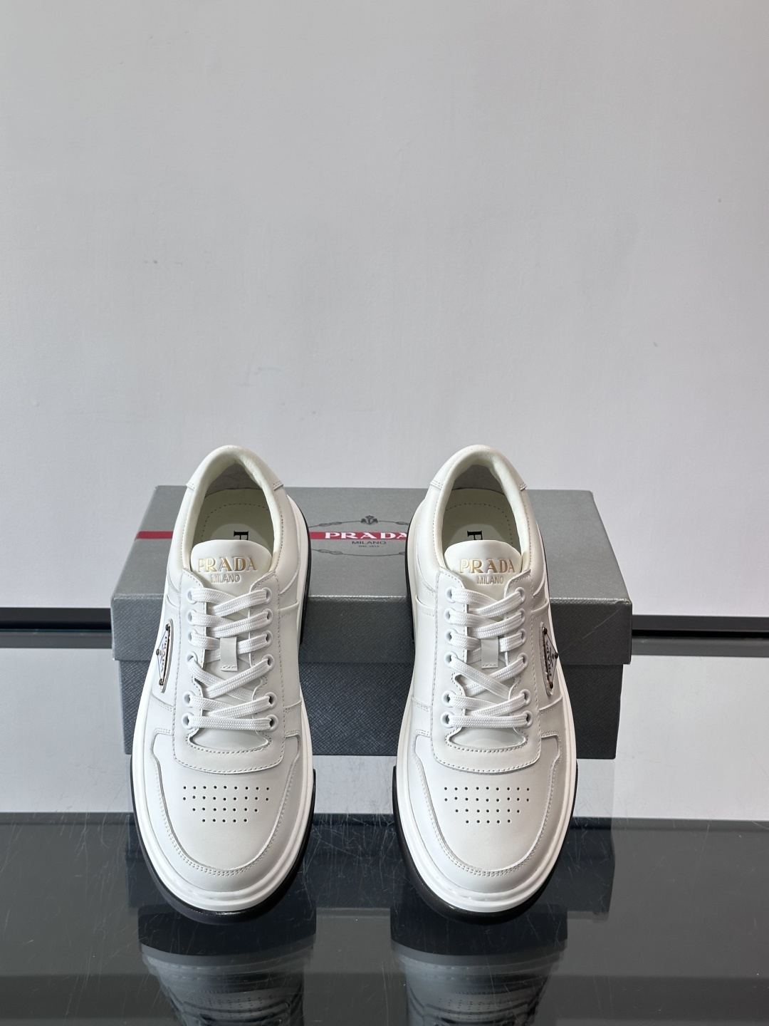 Prada这款真皮休闲鞋，选用优质皮革，质感细腻又耐用。厚底设计不仅增高，还很舒适，适合长时间穿着。鞋面